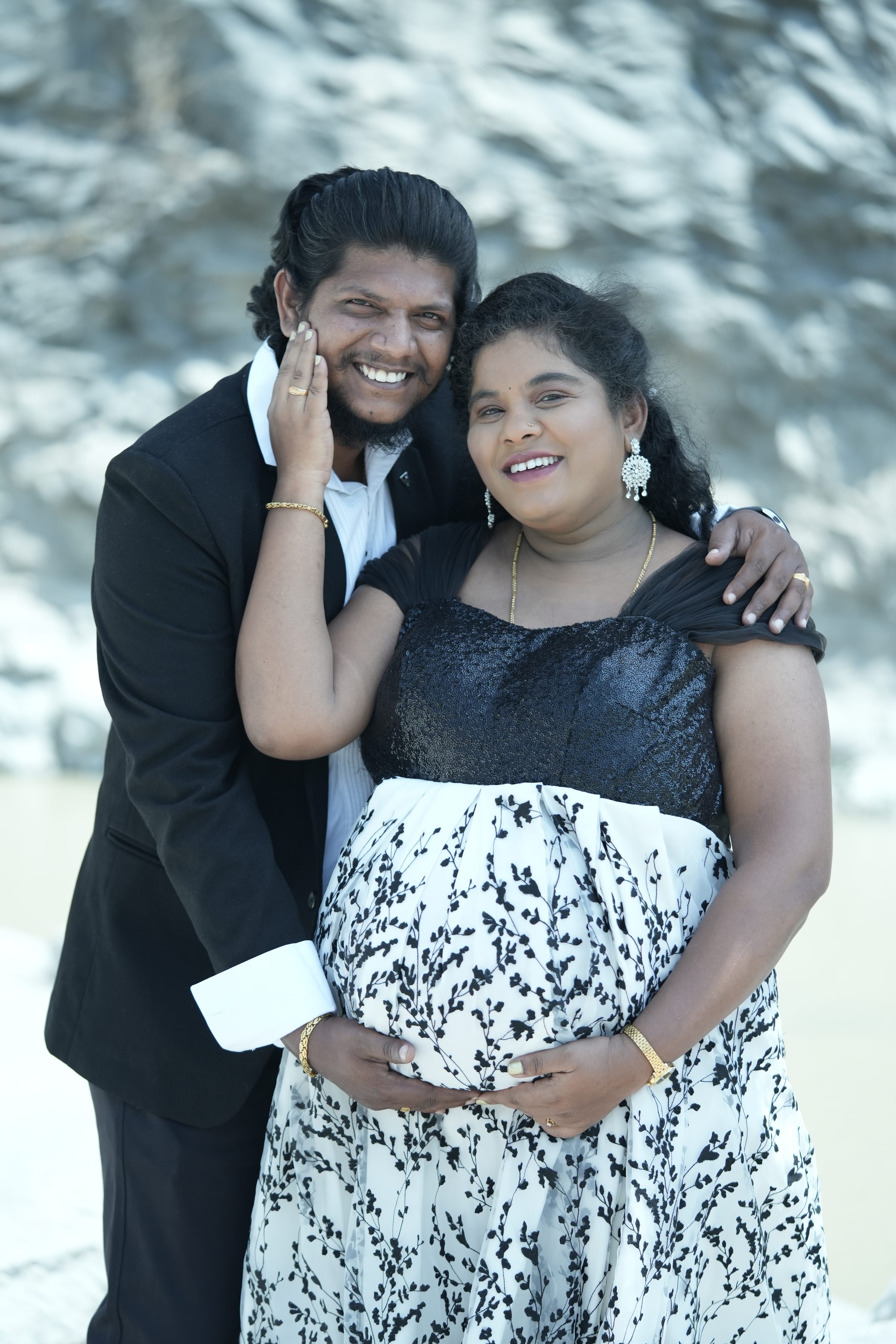 Elegant maternity portrait in Bangalore by Lumeora Studios